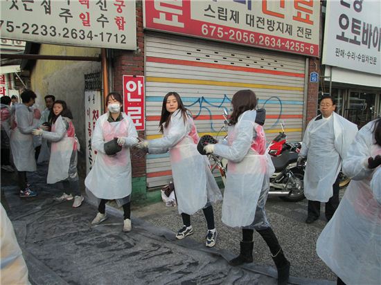 지난 11월30일 롯데푸드 직원들이 당산1동에서 연탄나눔 봉사를 하고 있다.