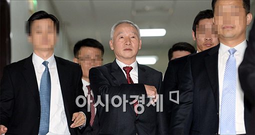 [포토]정보위 출석하는 남재준 국정원장