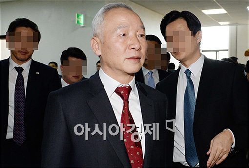 [포토]국회 정보위 출석하는 남재준 국정원장