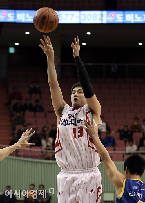 [포토] 김동욱 '가볍게 슛'