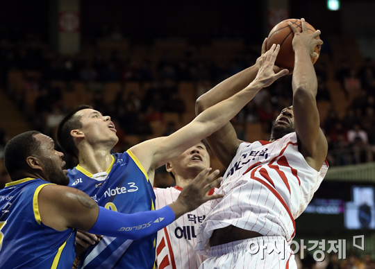 [포토] 이동준 '파울로 끊는다'