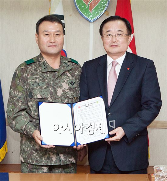 광주은행은 6일 오후5시, 지역 향토부대인 제31사단에서 김장학 은행장과 박병기 사단장이 참석한 가운데 자매결연을 맺었다고 밝혔다. (사진 왼쪽부터 박병기 사단장, 김장학 은행장)