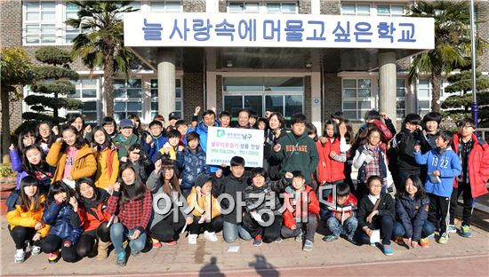 [포토]봉주초 학부모회·학생일동, 광주 남구에 이웃돕기 성품 전달 