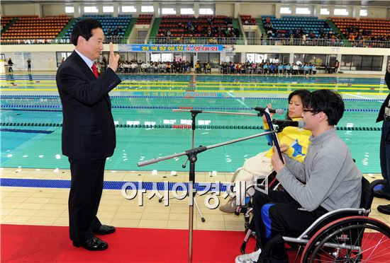 강운태 광주시장이 8일 염주체육관에서 열린 전국장애인 수영대회 개회식에 참석, 선수단 선서를 받고 있다.