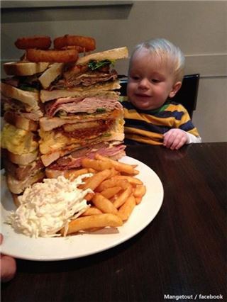 2.5kg 대식가 샌드위치 빨리 먹기 이벤트…우승자는?