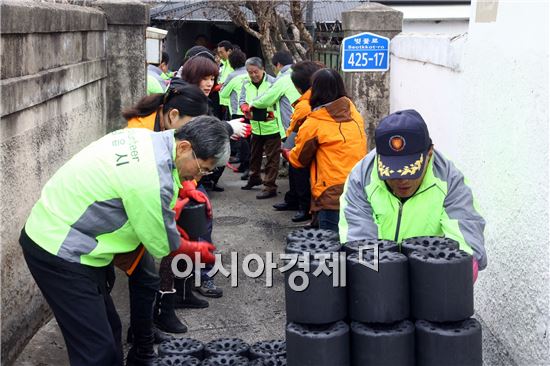 정읍시·정읍시자원봉사센터, 연탄배달 사랑나눔 실천 