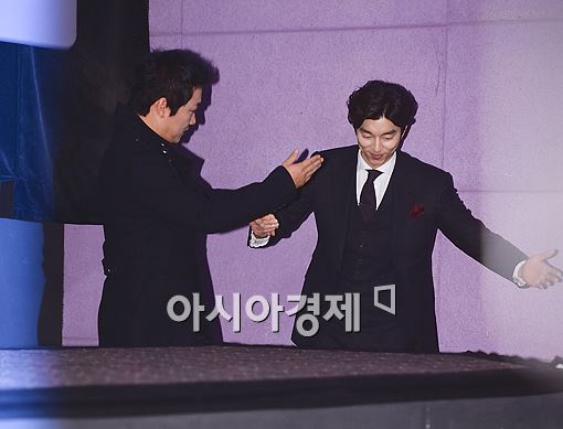 [포토]조재윤-공유, '서로 에스코트 하며'