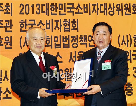 안병호 함평군수(오른쪽)가 ‘대한민국 소비자대상’ 에서 행정부문 대상을  수상하고 기념촬영을 하고있다.