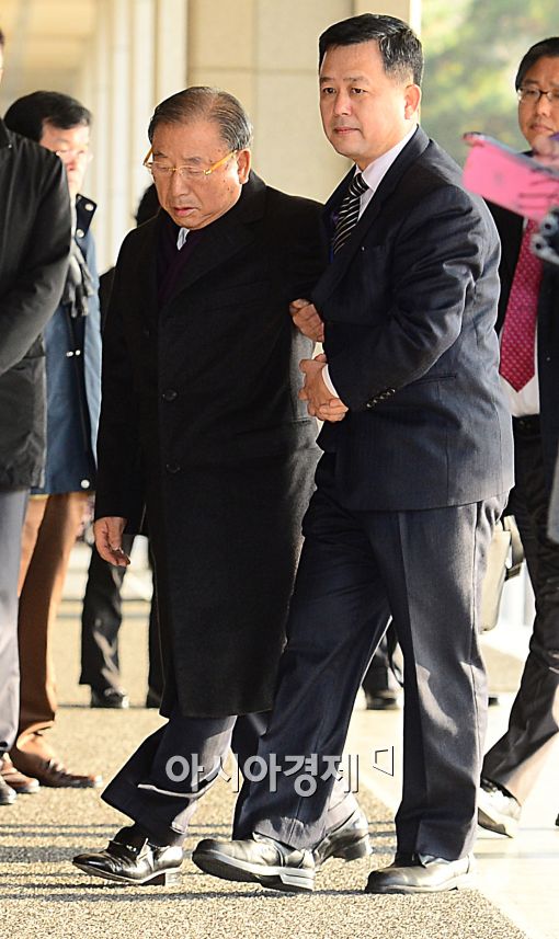 [포토]부축 받으며 검찰 출두한 조석래 효성그룹 회장