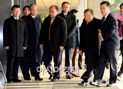 [포토]검찰 출두한 조석래 회장