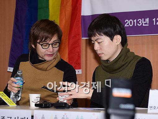 [포토]김조광수-김승환 커플, 혼인신고 앞두고 '물 한모금'