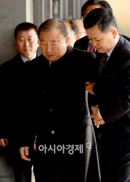 [포토]조석래 효성 회장, 부축 받으며 중앙지검 출두