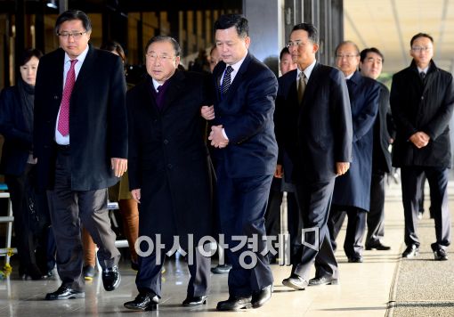 [포토]중앙지검에 들어선 조석래 회장