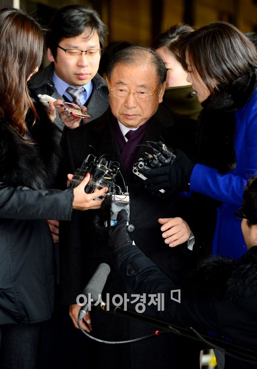 [포토]취재진들의 질의에 묵묵부답하는 조석래