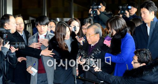 [포토]취재진에게 둘러싸인 조석래 회장