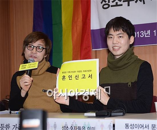 ▲김재웅 커밍아웃을 응원한 김조광수 감독은 지난해 9월 국내 최초 동성 결혼식을 올렸다.