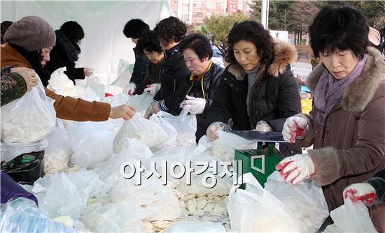 [포토]광주시 북구, 사랑의 떡국 판매