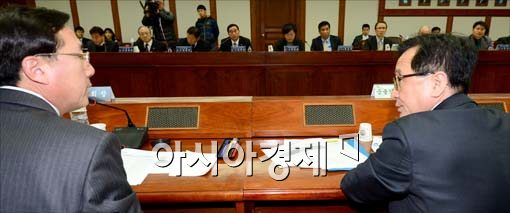 [포토]대화 중인 최수현-김기문