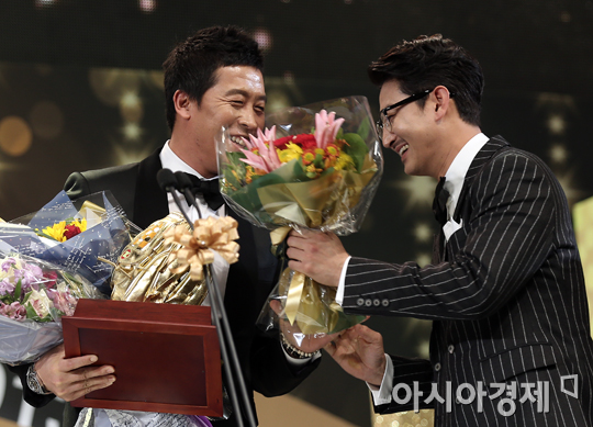 [포토] 박용택 '병규형, 최고령 수상 축하해요~'