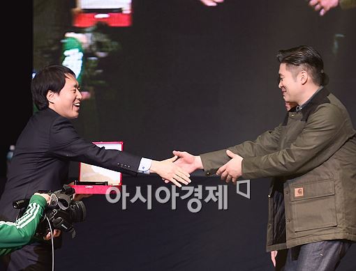 [포토]스포츠투데이 황용희 대표, '축하해요 다듀'