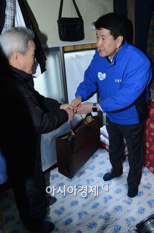 [포토]따뜻한 옷 전달하는 김창수 삼성생명 사장 