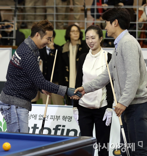 [포토] 유희관-노경은 '최고의 당구곰을 가리자'