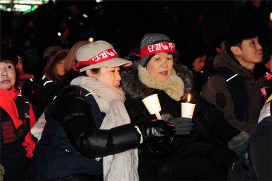 촛불집회를 벌이고 있는 전국철도노동조합 조합원들