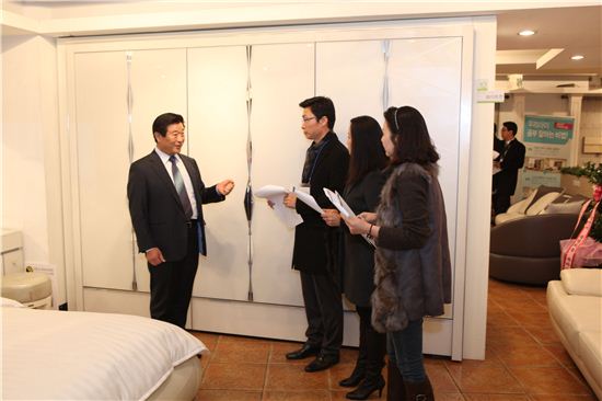 김경수 에몬스 회장(왼쪽)이 품평회에서 고객들에게 제품을 설명하고 있다. 