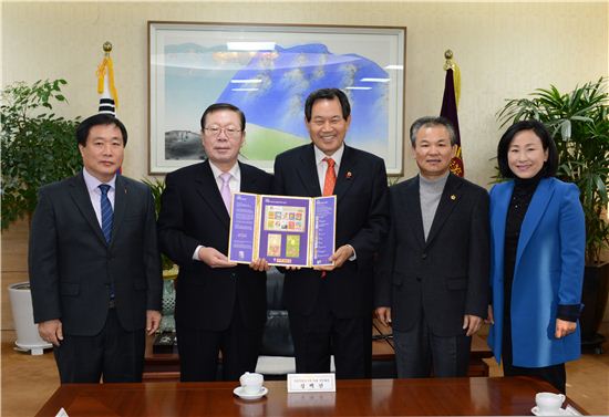 성백진 서울시의회 의장직무대리(가운데)와 이창섭 서울시의회 운영위원장이 문화식 대한결핵협회 서울특별시지부 회장(왼쪽 두번째)에게 크리스마스 씰을 전달받고 있다.
