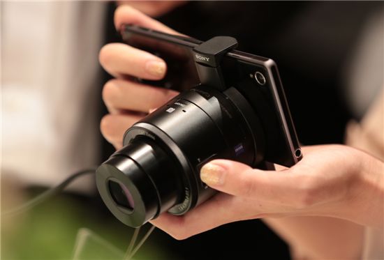 소니는 스마트폰 엑스페리아Z1 기종에 연결해서 쓸 수 있는 렌즈형 디지털 카메라를 출시했다. 사진=블룸버그