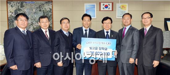 왼쪽부터 유정승 OB맥주(주) 광주지점장, 정여배 광주광역시 교육지원과장, 정민곤 광주광역시 안전행정국장, 최수만 OB맥주(주) 부사장, 오형국 광주광역시 행정부시장, 이성우 OB맥주(주) 상무, 황영기 OB맥주(주) 광주공장장

