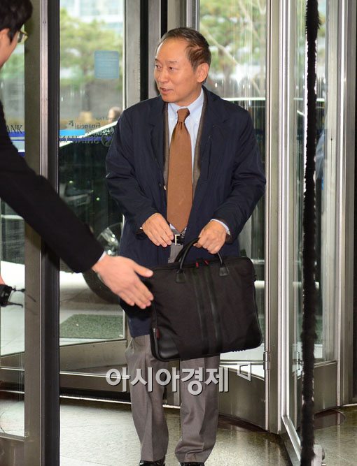 [포토]회장 선출 면접 참석한 홍성균 전 신한카드 부회장 