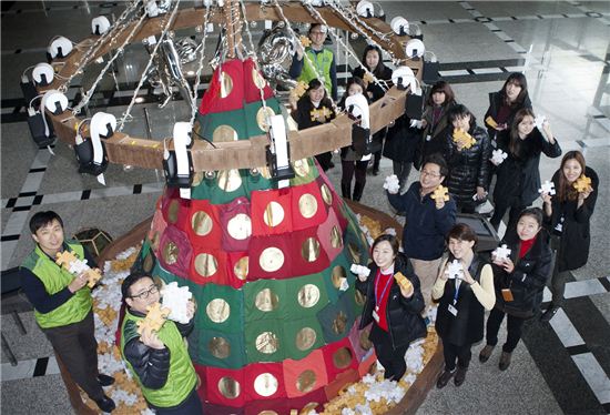 코오롱, 이색 크리스마스 트리 마련 '성공퍼즐 저금통' 모집