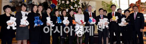 [포토]JW메리어트 계열사, '연말 송년나눔 기금 전달해요~'