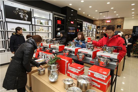 [르포]신세계 앞마당에 문 연 '아시아 최대' 롯데 이천 아울렛 가보니..