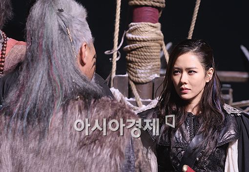 [포토]손예진, '카리스마 눈빛 대결'