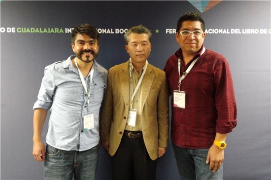 멕시코 문학평론가 다니엘 벤코모(왼쪽부터), 김기택 시인, 보노보스출판사 대표 산티아고 마티아스.