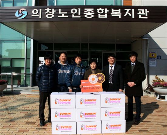 던킨도너츠는 12일 프로야구단 NC다이노스와 경남 창원에 있는 의창노인종합복지관에서 도넛 1700여개를 전달했다.