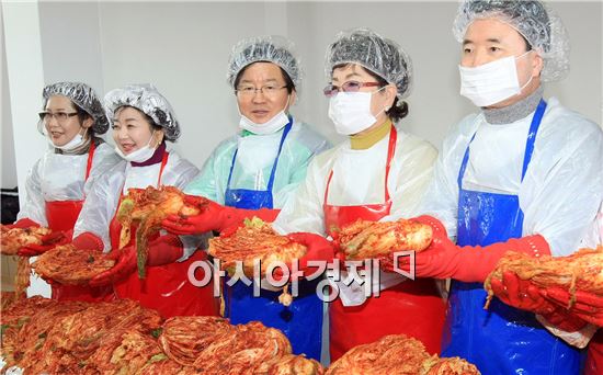 [포토]조손가정 위한 사랑나눔 김장 담그기