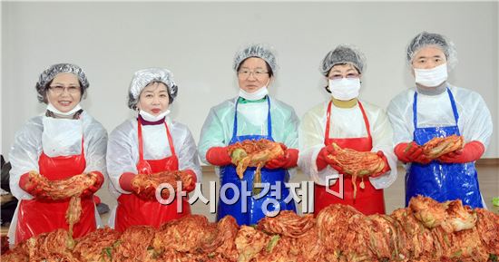 [포토]조손가정 위한 사랑나눔 김장 담그기