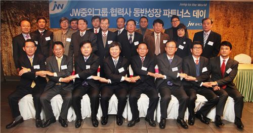 박구서 JW홀딩스 사장(첫번째 줄 왼쪽 4번째)이 13일 열린 'JW중외그룹 협력사 동반성장 파트너스 데이'에서 협력사들과 기념사진을 촬영하고 있다.
