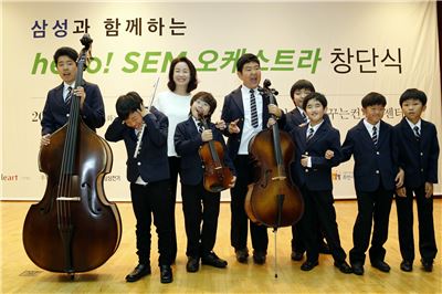 Hello! SEM 오케스트라 장애아동 단원들과 홍보대사 김미숙씨가 지난달 15일 오케스트라 창단식에서 기념촬영을 하고 있다. 