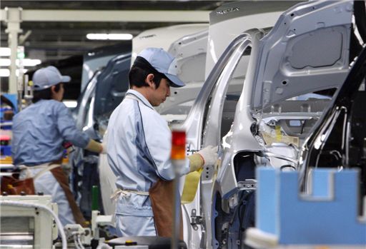 일본이 파견근로 규제 완화를 통해 노동시장 유연성 제고에 나선다. 사진은 일본 자동차공장 조립 라인의 모습. 사진=블룸버그
