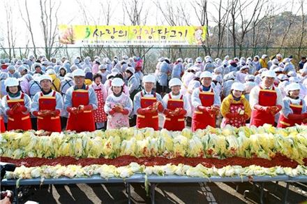 [나눔의 미학]현대重, 20년째 지역 주민과 '사랑의 김장 담그기'