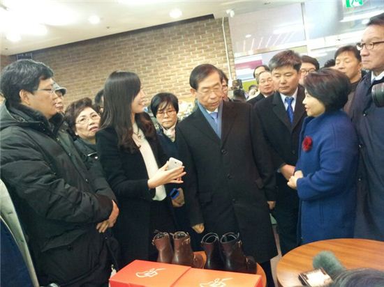 박원순 시장이 매장을 방문해 수제화에 대해 설명을 듣고 있다.