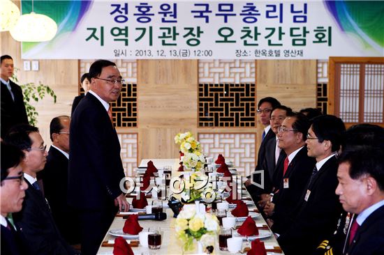 [포토]정흥원 국무총리,솔라시도 기업도시 간담회