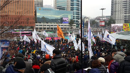 "정부는 응답하라" 철도노조 집회…서울역 '마비'