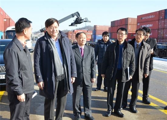 서승환 국토교통부 장관(왼쪽 두 번째)이 15일 오전 의왕ICD를 방문해 철도 파업 후 컨테이너 수송현황에 대해 점검하고 있다.