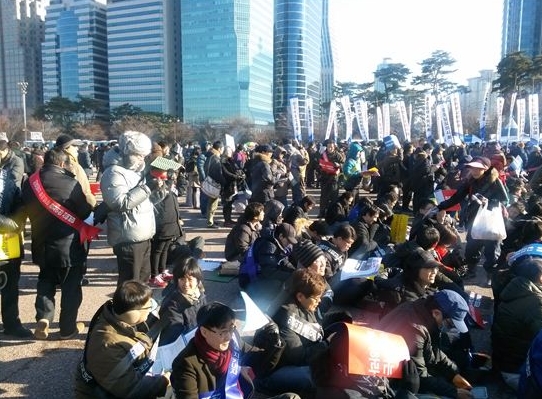 15일 오후 2시 서울 여의도공원에서 열린 전국의사대회궐기대회에 참가자들이 피켓을 들고 있다.