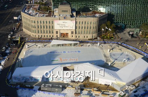 [포토]돌아온 서울광장 야외스케이트장 